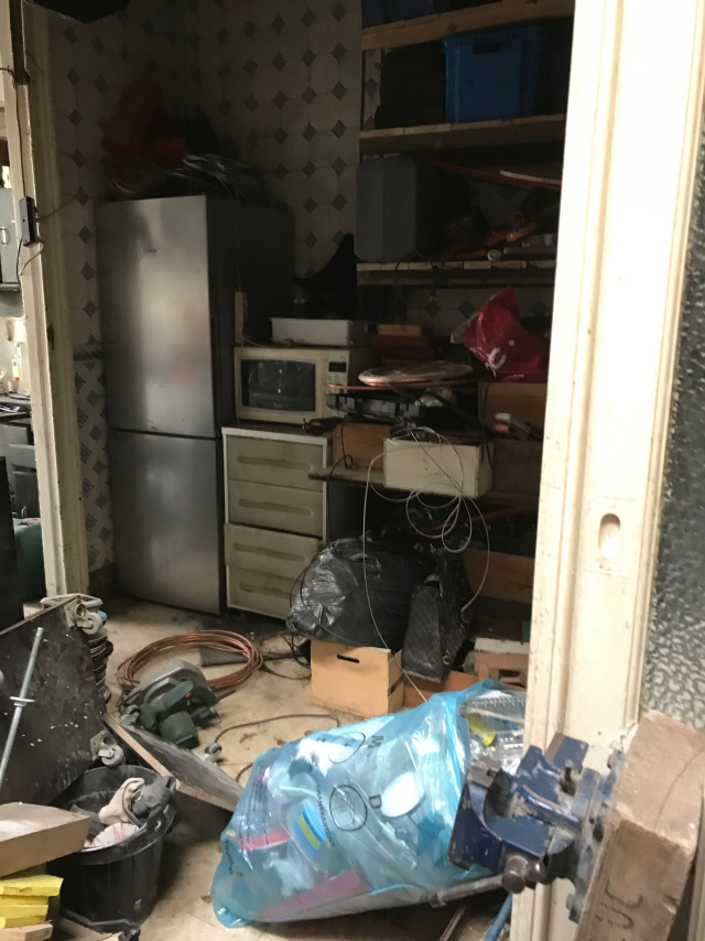 rommelige kamer vol spullen tijdens leegmaken
